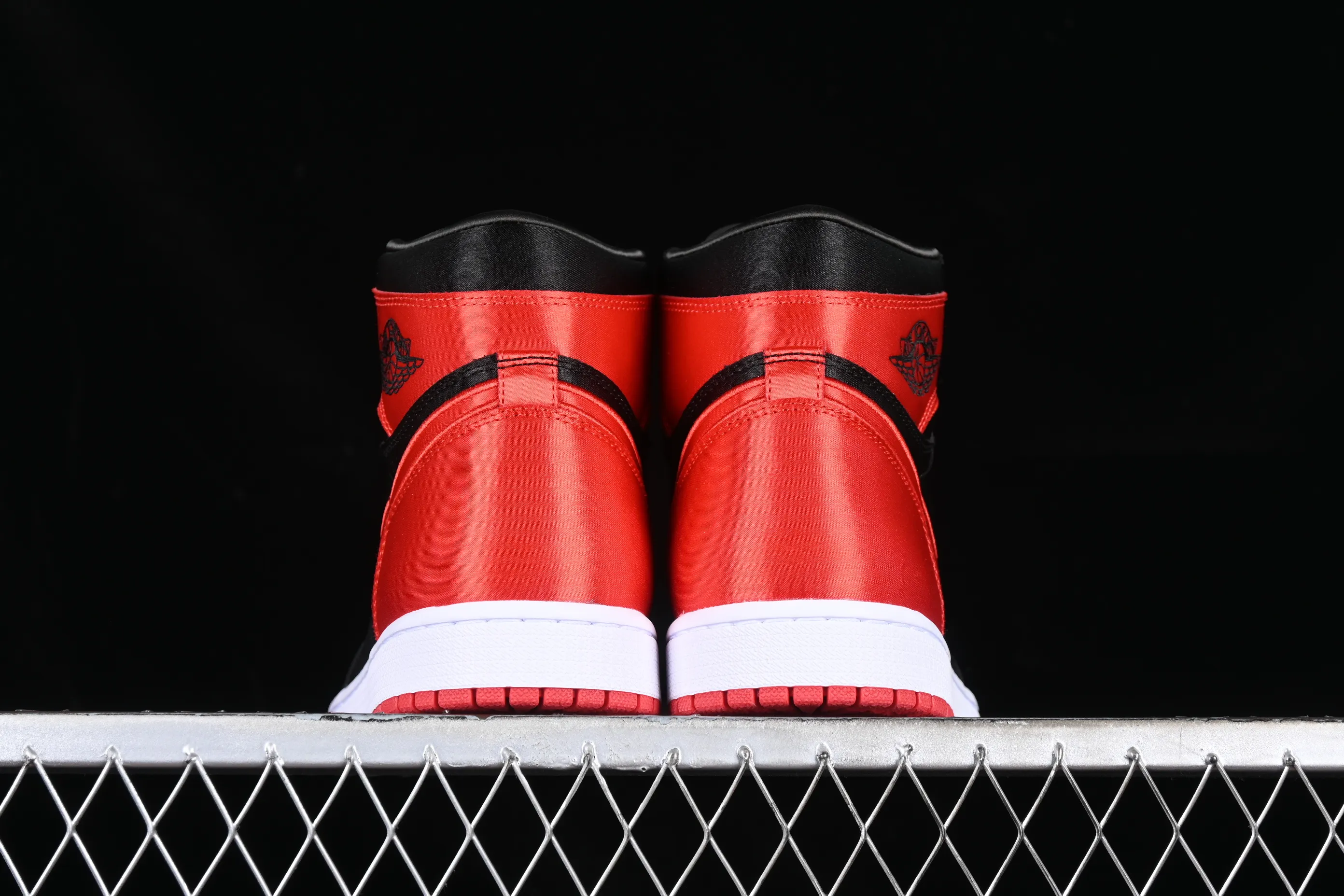 All Categories Air Jordan Jordan Series Basketball Shoes Air Jordan 1 High L Version Air Jordan 1 High OG "Satin Bred" AJ1 Joe 1 Silk Forbidden Wear FD4810-061